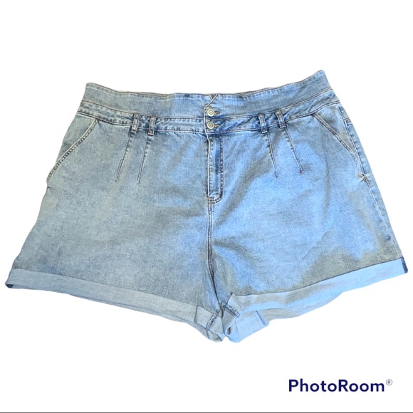 Eloquii Plus Size High Waisted Light Wash Mom Shorts 26 EUC - Picture 1 of 5